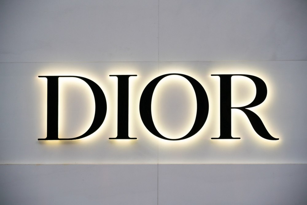 Dior вывеска
