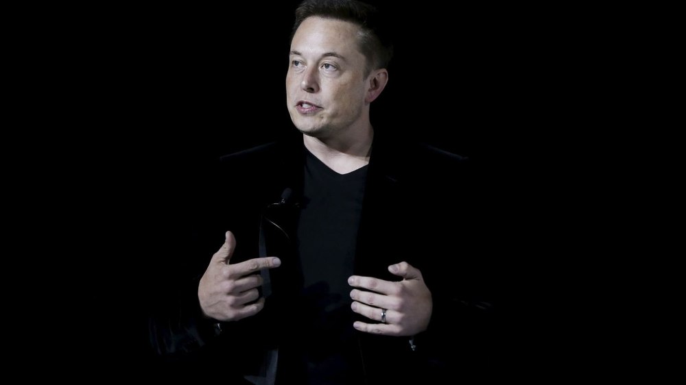 Elon Musk курит