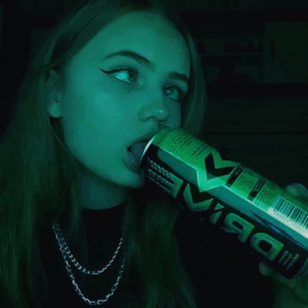 Девушка с энергетиком