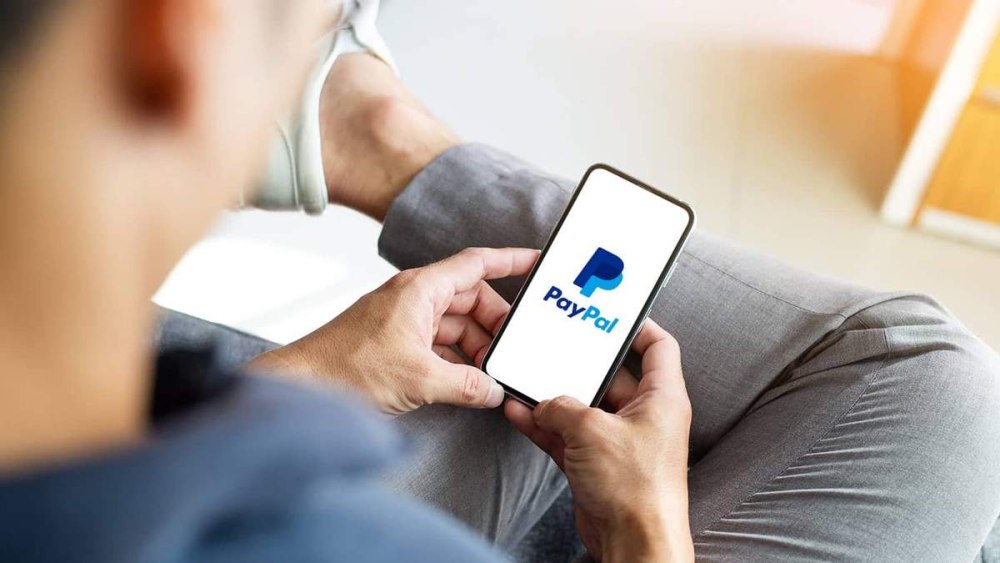 Телефон в мужской руке