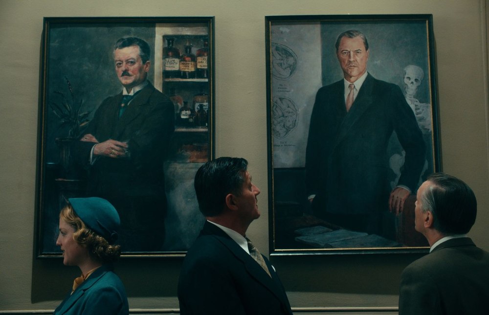 Never look away фильм 2018