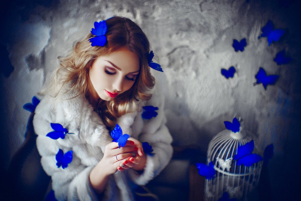 Фотосессия девушка с голубыми бабочками