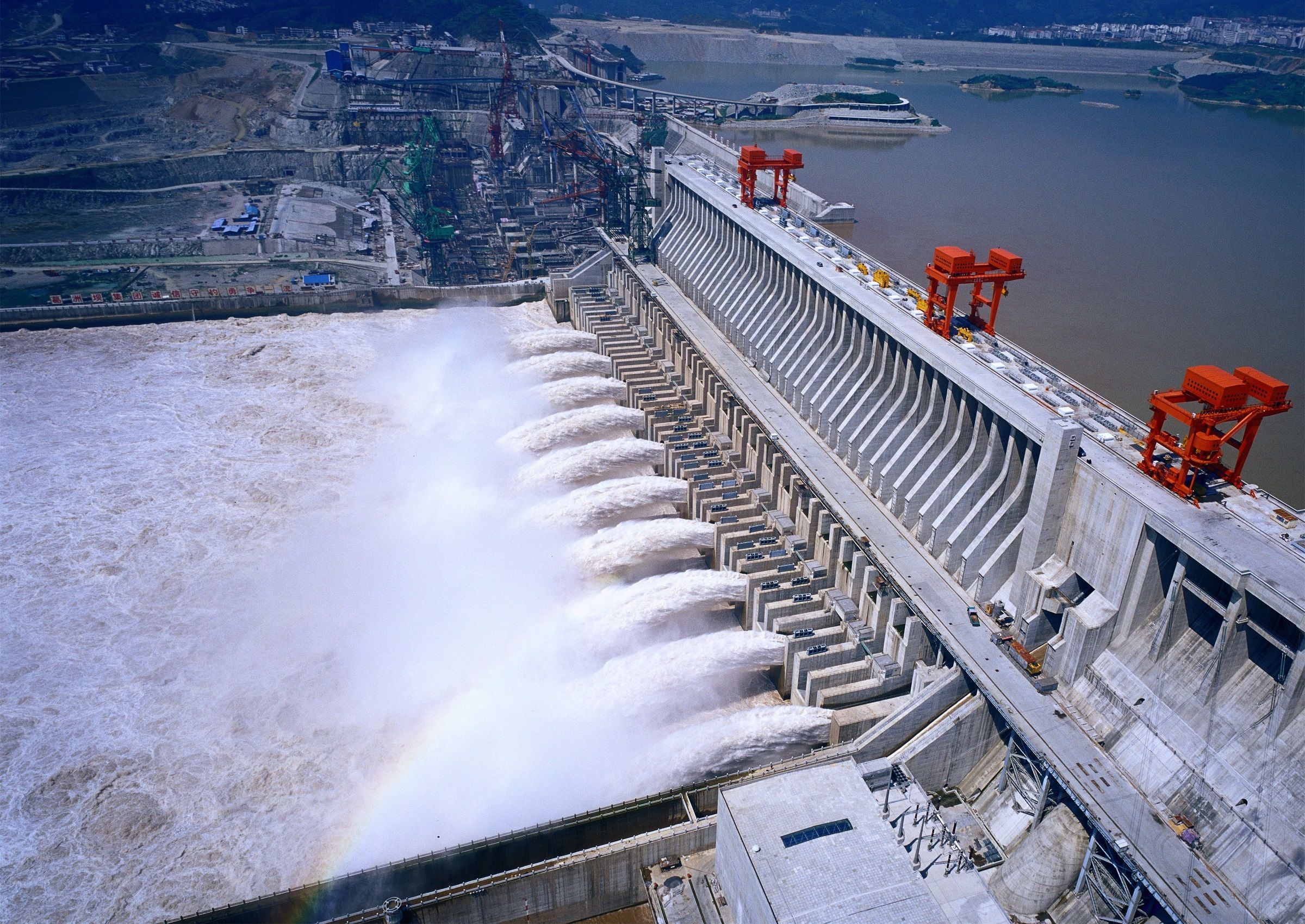 Китайская дамба. Три ущелья ГЭС. ГЭС на Янцзы. Три ущелья ГЭС Янцзы. ГЭС «три ущелья» судоподьемник.