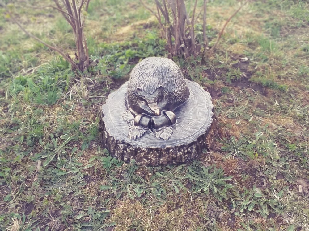 Ежик на пеньке из бетона