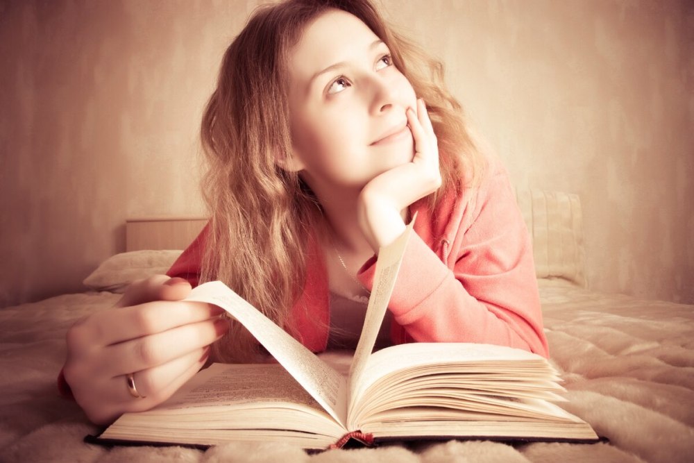 Девушка с книгой в руках