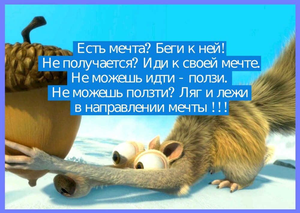 Девушка бежит к морю