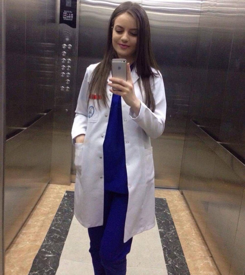 Девушки врачи селфи