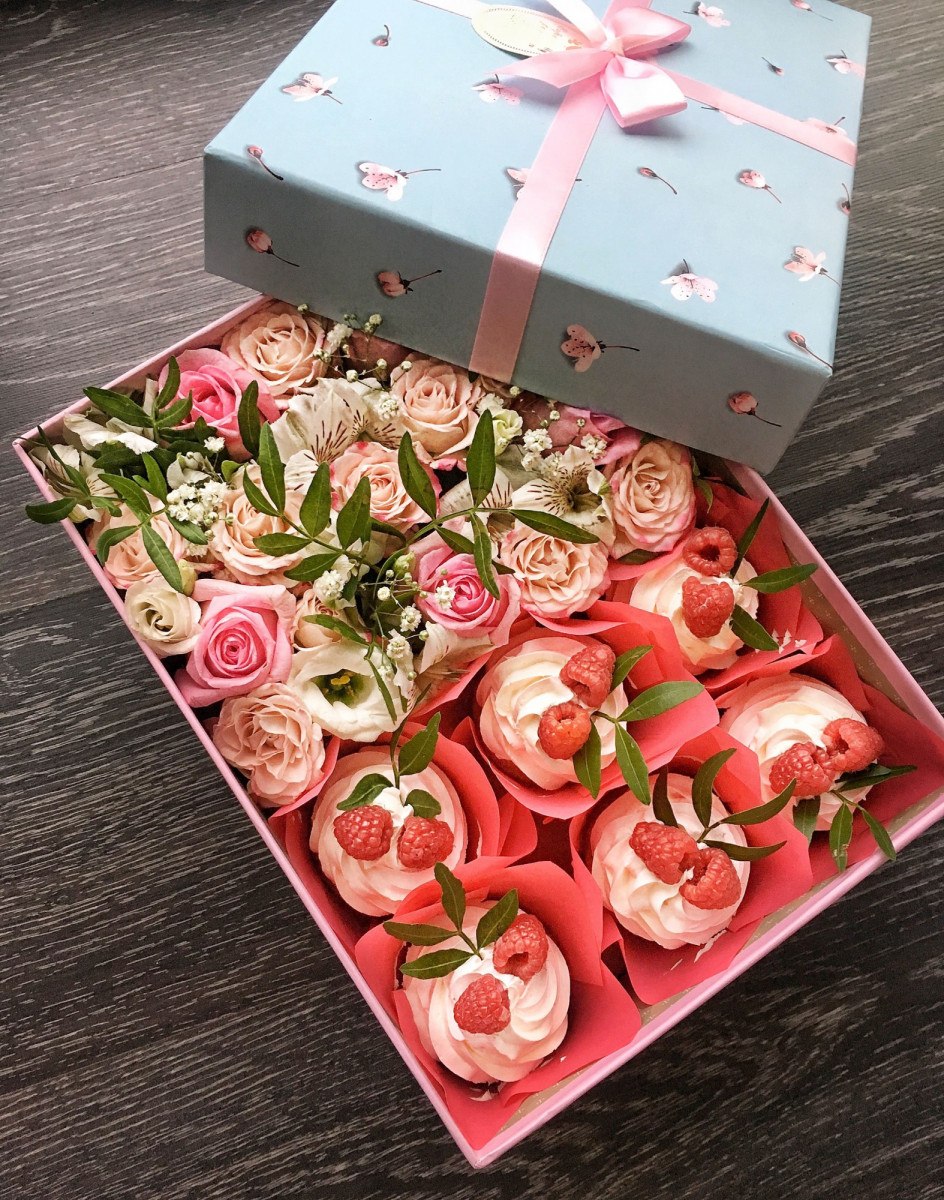 Коробки с цветами и капкейками