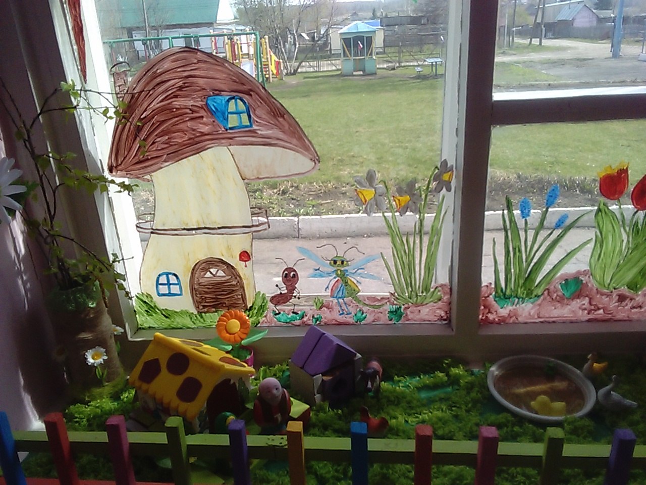 Конкурс сад на окне. Огород на окне в детском саду. Домик для огорода на окне. Огород на подоконнике в детском саду. Огород на окошке в детском саду.