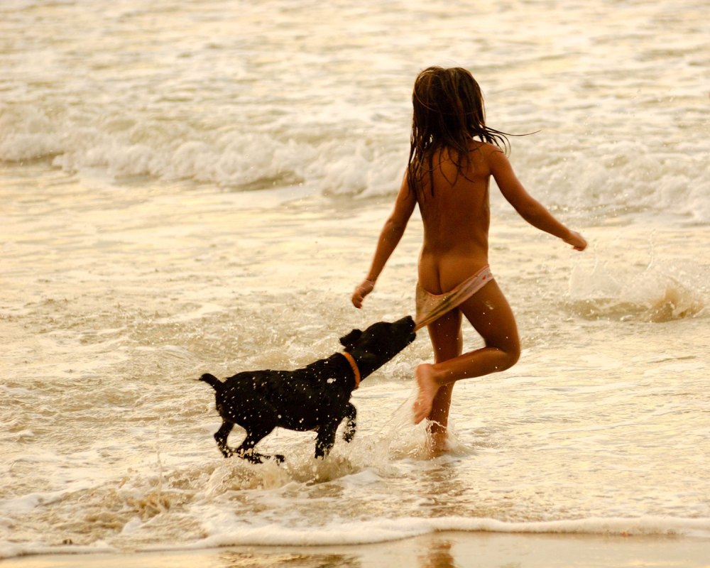 Девушка в купальнике с собакой