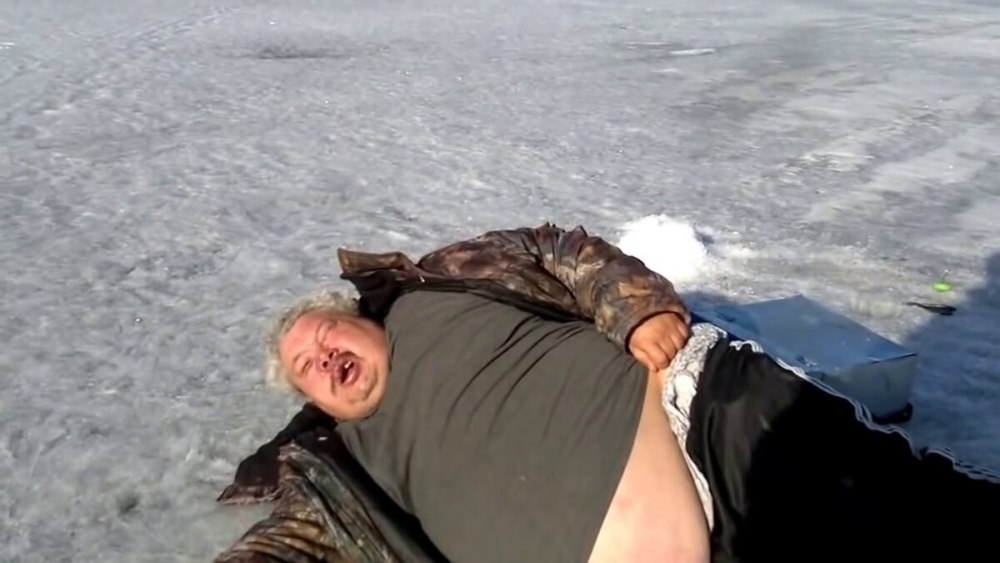 Жирный мужик лежит на льду